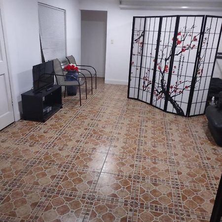 Omar'S Place - Shared Rooms Маями Екстериор снимка